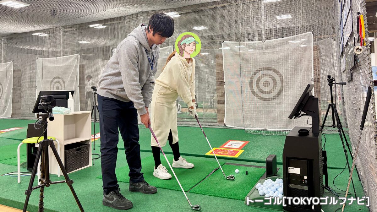 サンクチュアリゴルフ池袋駅前店でインストラクターに教わる様子