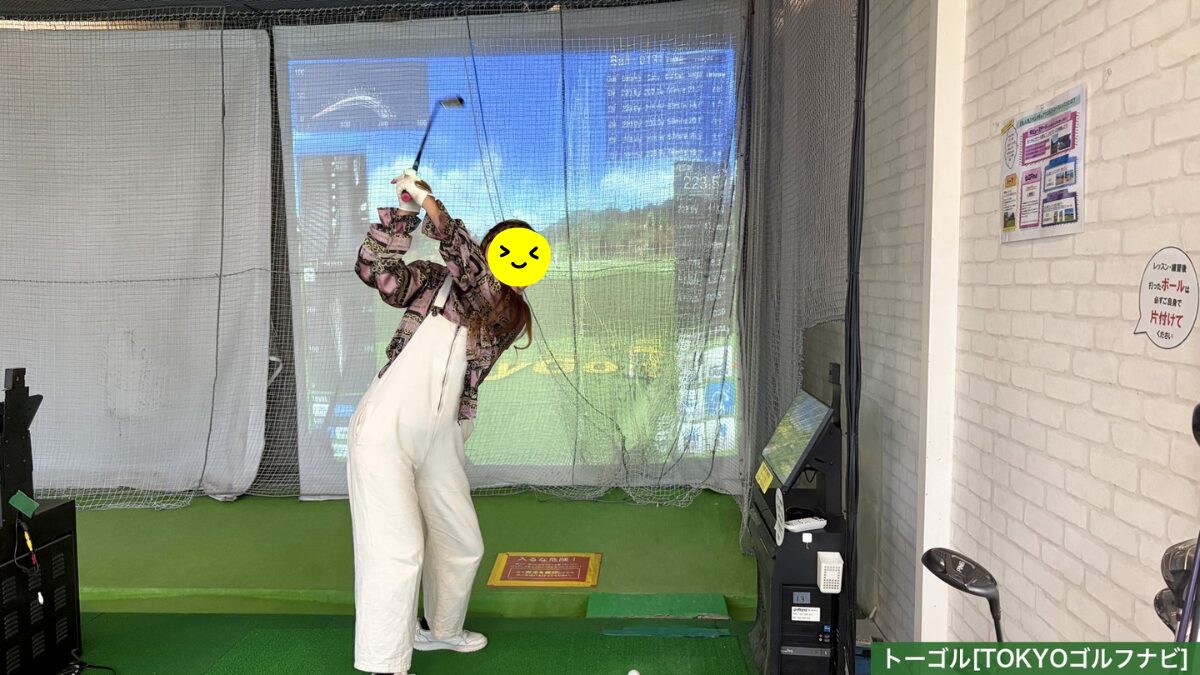 インドアスクールでパンツとスニーカーでレッスンを受ける筆者
