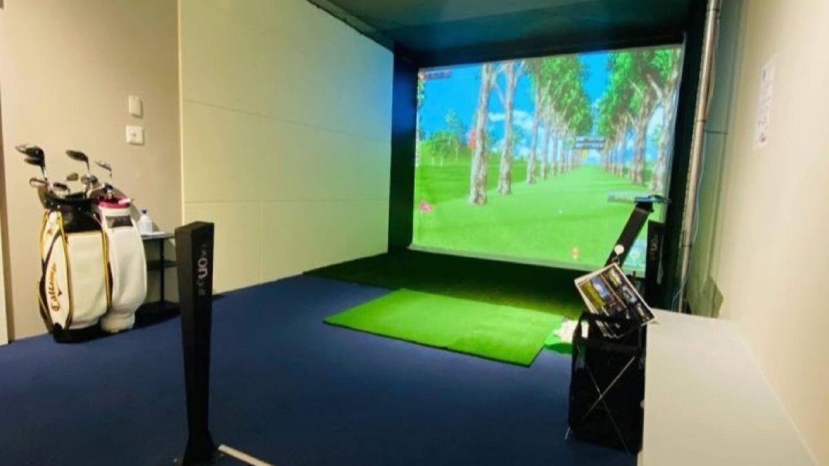 SMART GOLF 東大宮店のシミュレーター打席