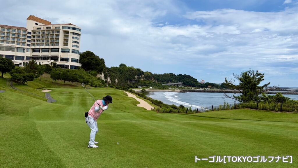 右サイドに太平洋が広がる18番ホール