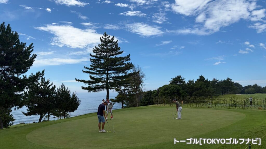 海を望むパター練習場