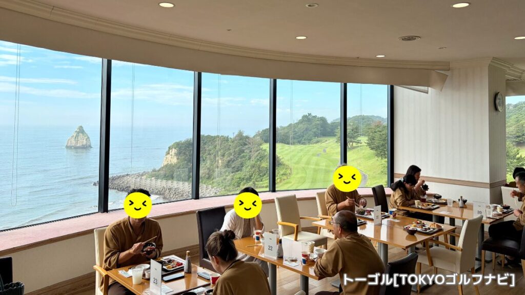 太平洋とゴルフコースを望む朝食会場
