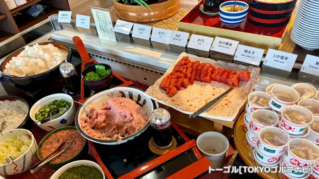 朝食バイキングのネギトロとシラスの海鮮丼