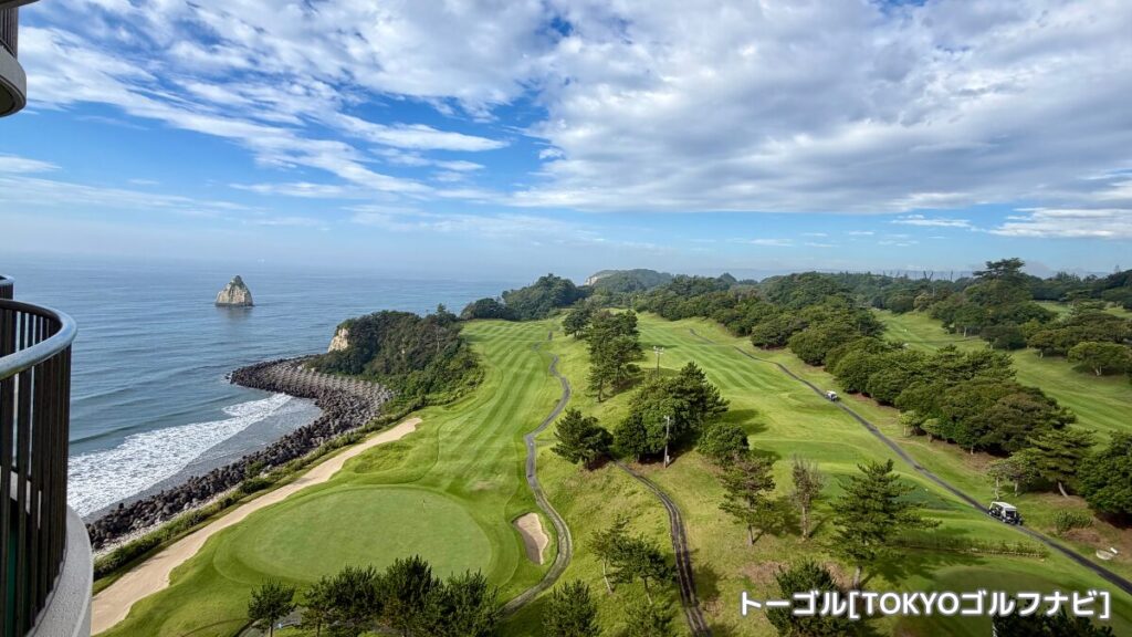 客室バルコニーから望む太平洋とゴルフコース