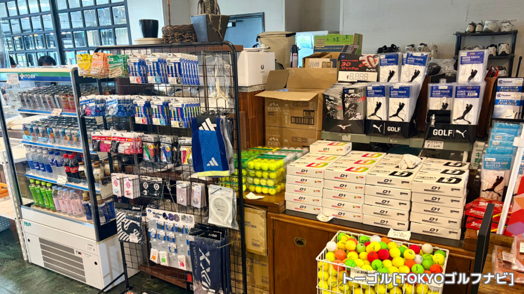 クラブハウスの売店で販売されるゴルフ用品