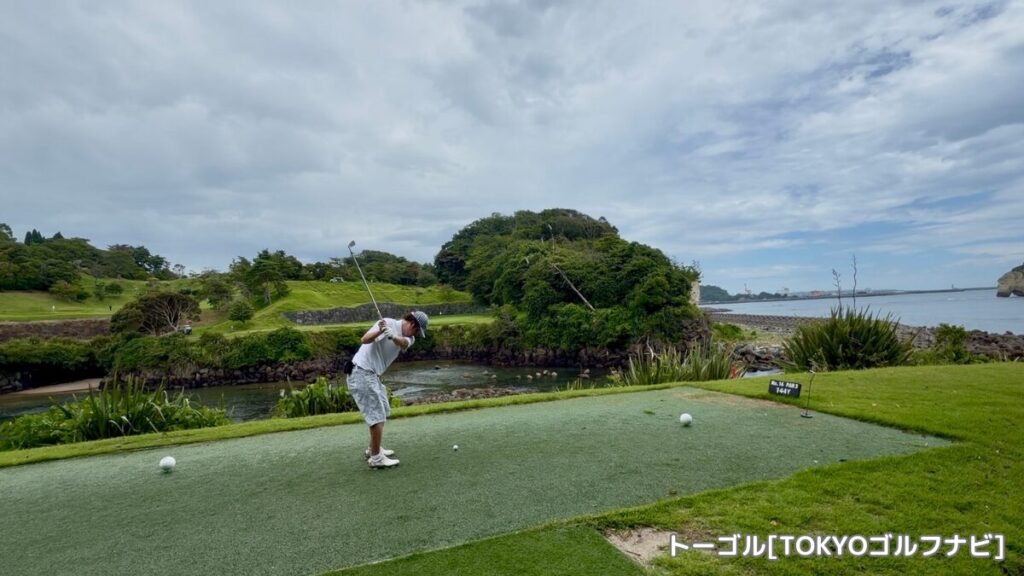 太平洋を越えてグリーンを狙う16番ホール