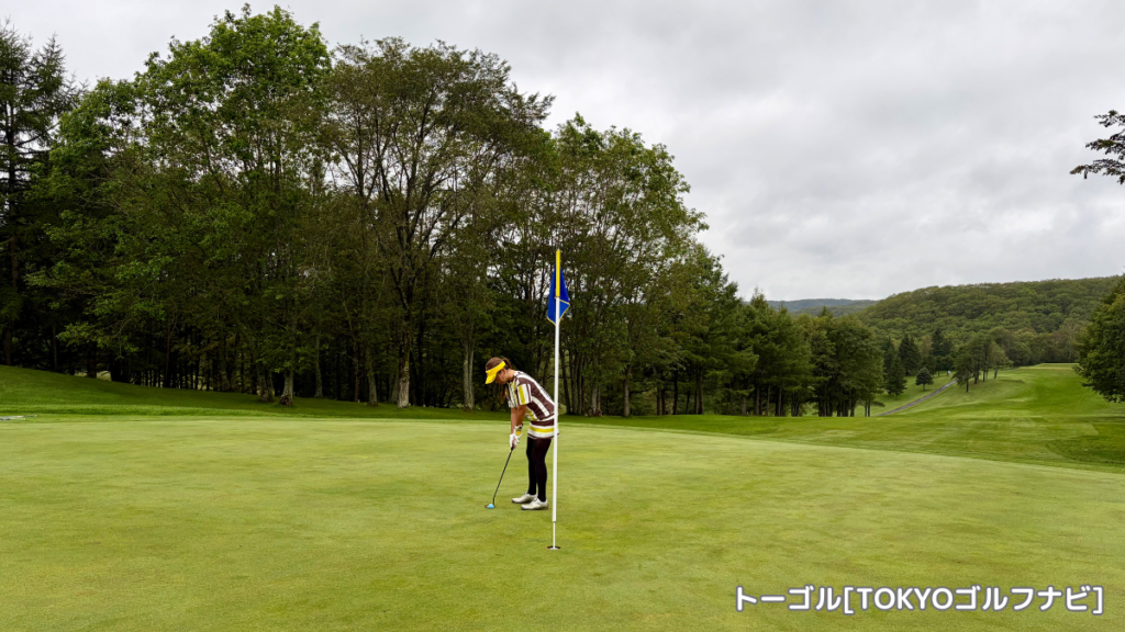 グリーンでパットするプレーヤー