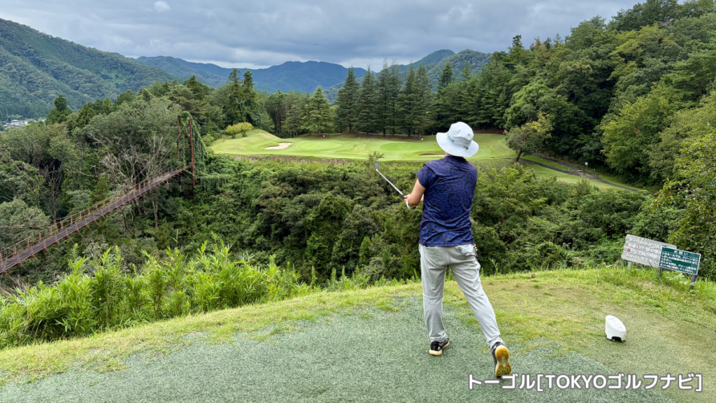 皐月ゴルフ倶楽部 佐野コース14番の吊り橋がかかる谷越えのショートホール