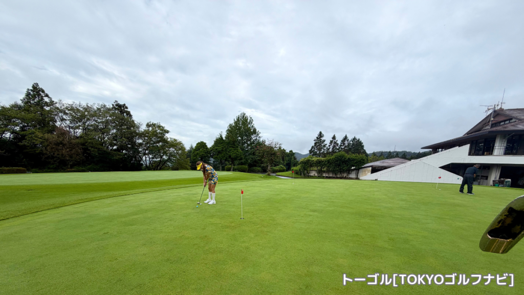 皐月ゴルフ倶楽部 佐野コースのパッティンググリーンとクラブハウス