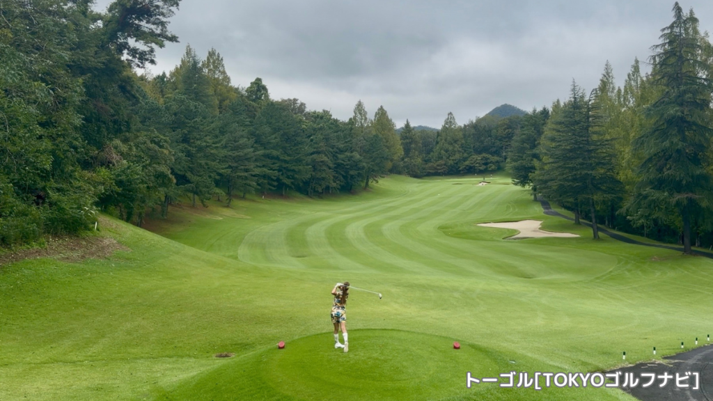 皐月ゴルフ倶楽部 佐野コースの広いフェアウェイへのティーショット