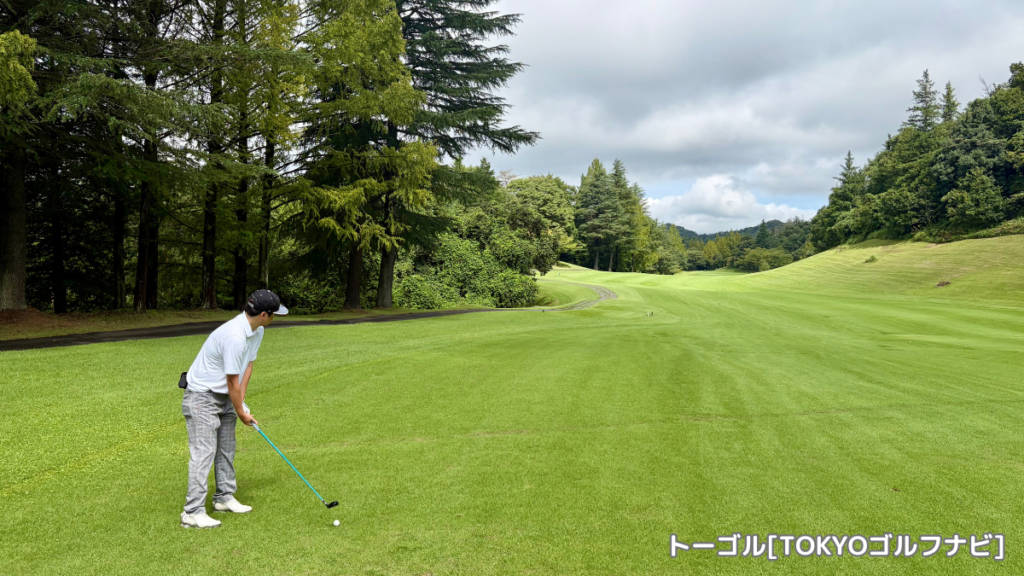 皐月ゴルフ倶楽部 佐野コース7番ホールのフェアウェイから打つ男性ゴルファー