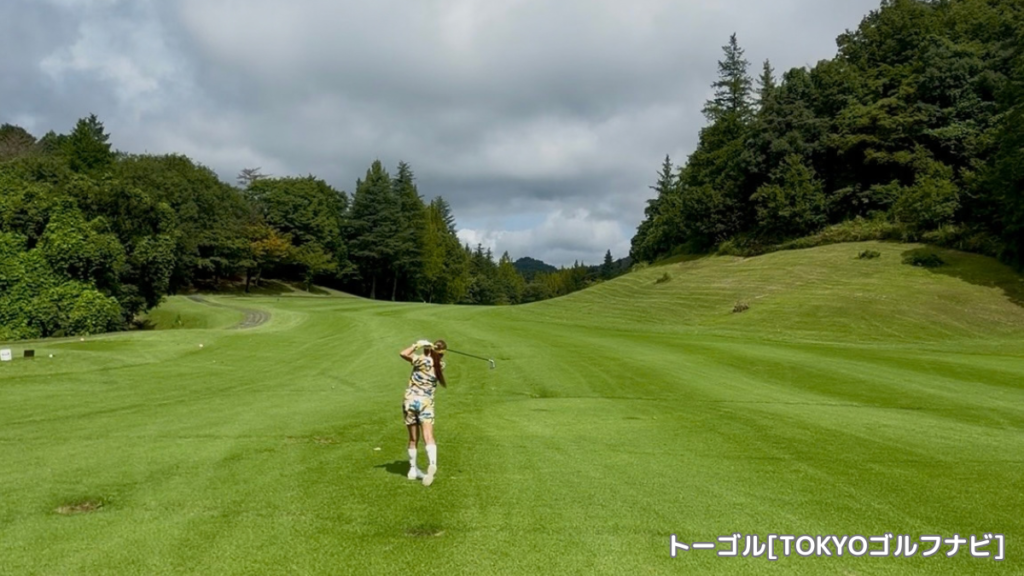 皐月ゴルフ倶楽部 佐野コース7番ホールのフェアウェイから打つ女性ゴルファー