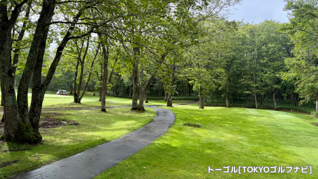 弟子屈カントリークラブの木立の間を通るカート道路