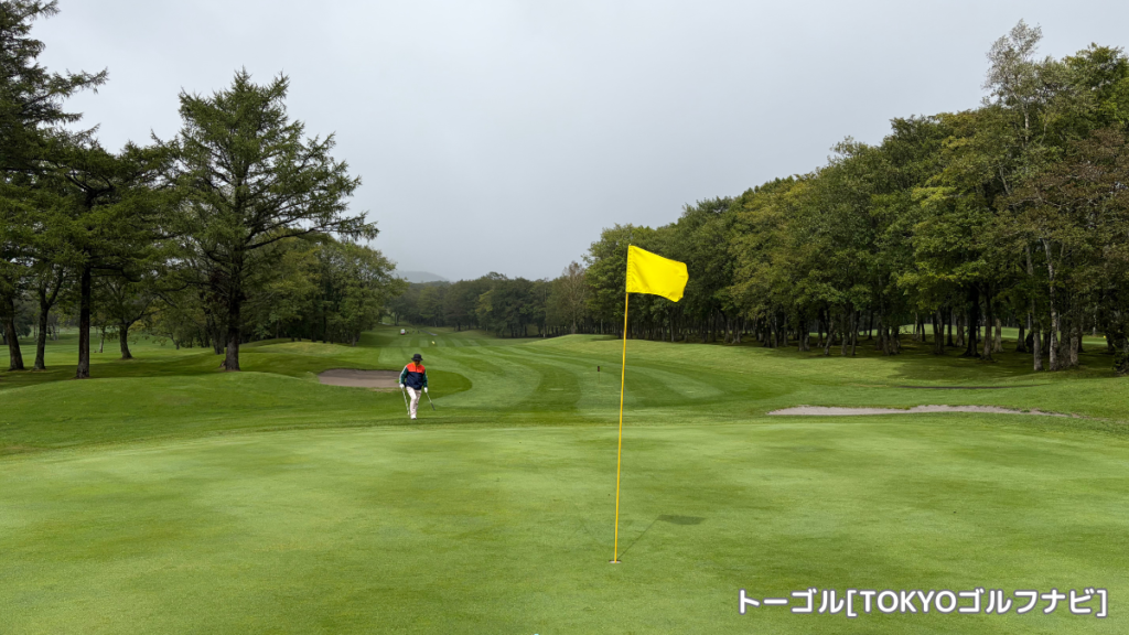 弟子屈カントリークラブの黄色い旗が立つグリーン
