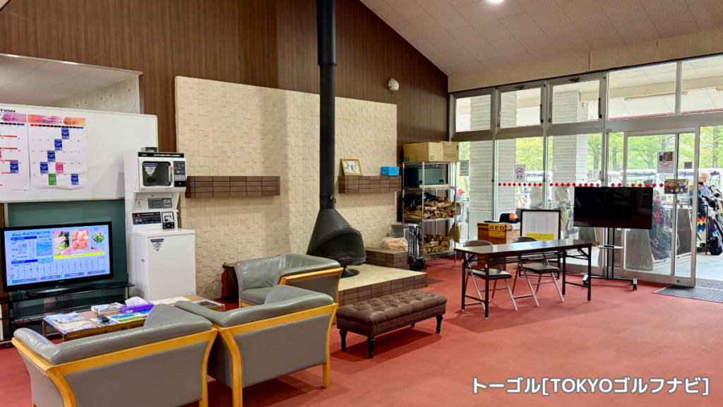 弟子屈カントリークラブの椅子やテーブルがある館内