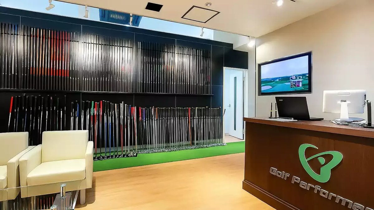 ゴルフパフォーマンス秋葉原店の受付とクラブ