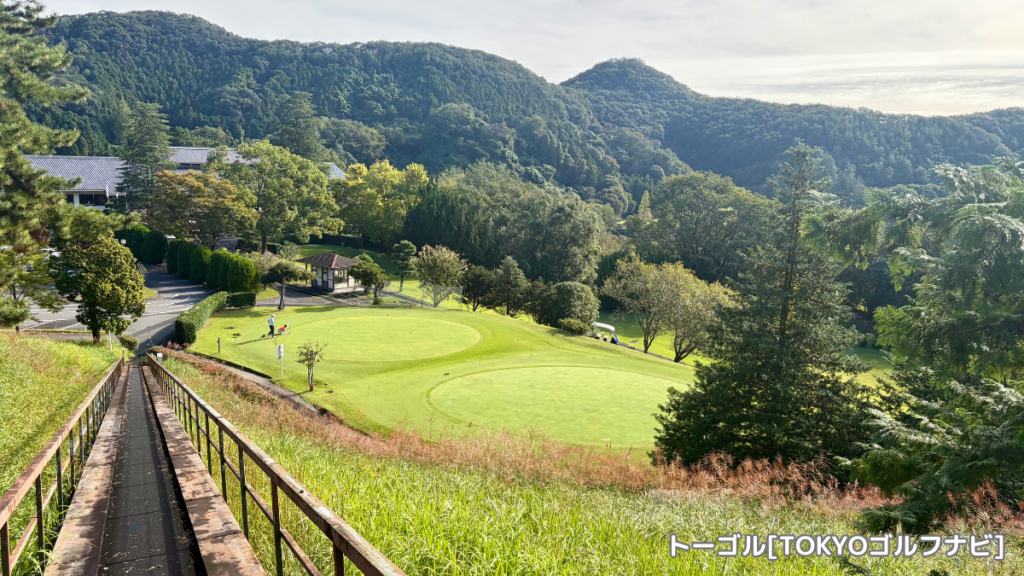 足利城ゴルフ倶楽部のアプローチ練習場から坂を下りるときの景色