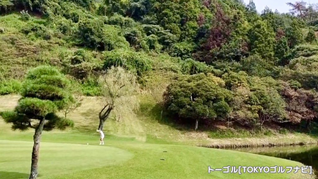 足利城ゴルフ倶楽部18番のグリーンと池