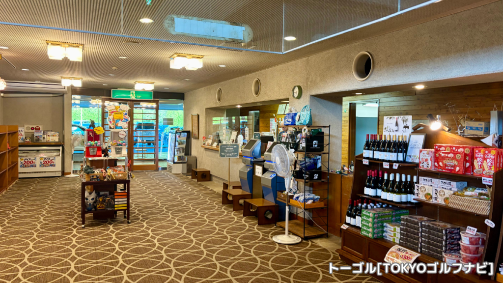 足利城ゴルフ倶楽部のフロントの自動精算機と売店