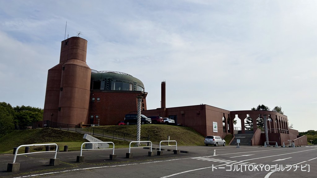 レンガ色の外観の釧路市湿原展望台