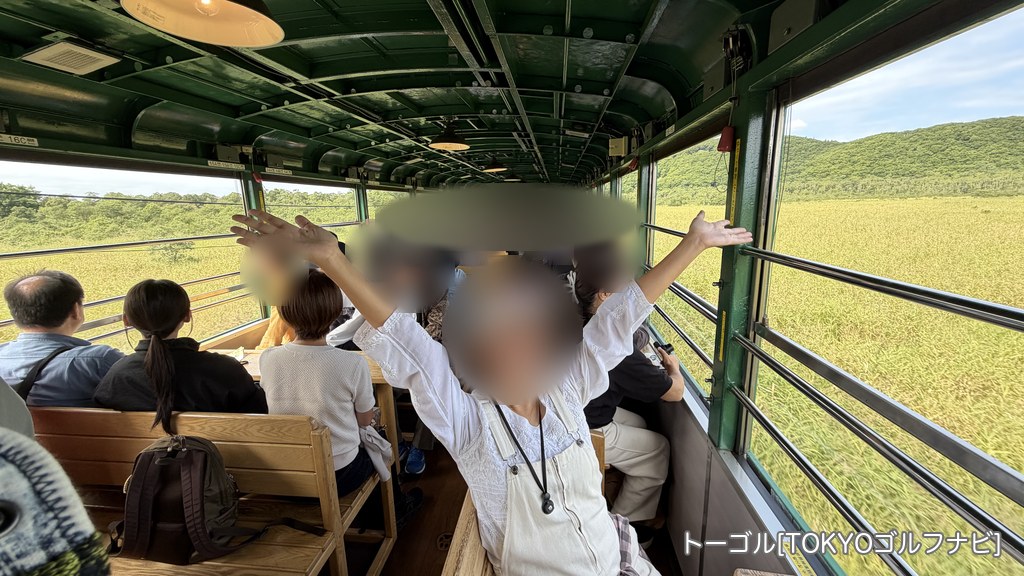 くしろ湿原ノロッコ号の車内と窓の外の湿原