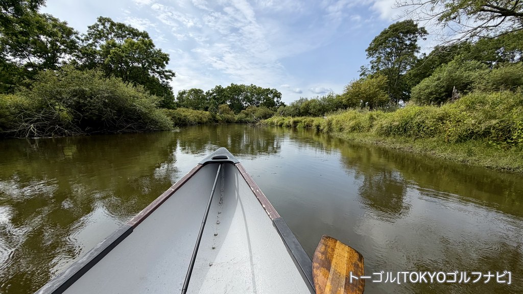 カヌーの先に広がる釧路川と湿原の森