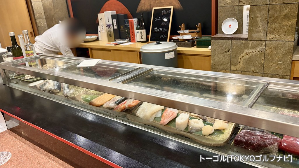 八喜寿司のカウンターに並ぶネタ