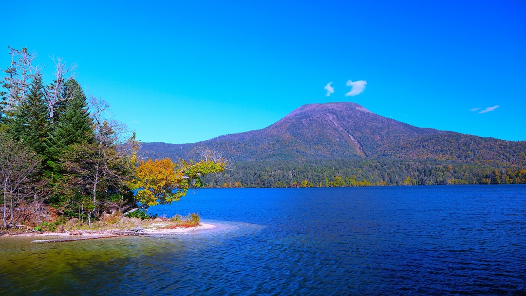 紅葉が始まった秋の阿寒湖（イメージ）
