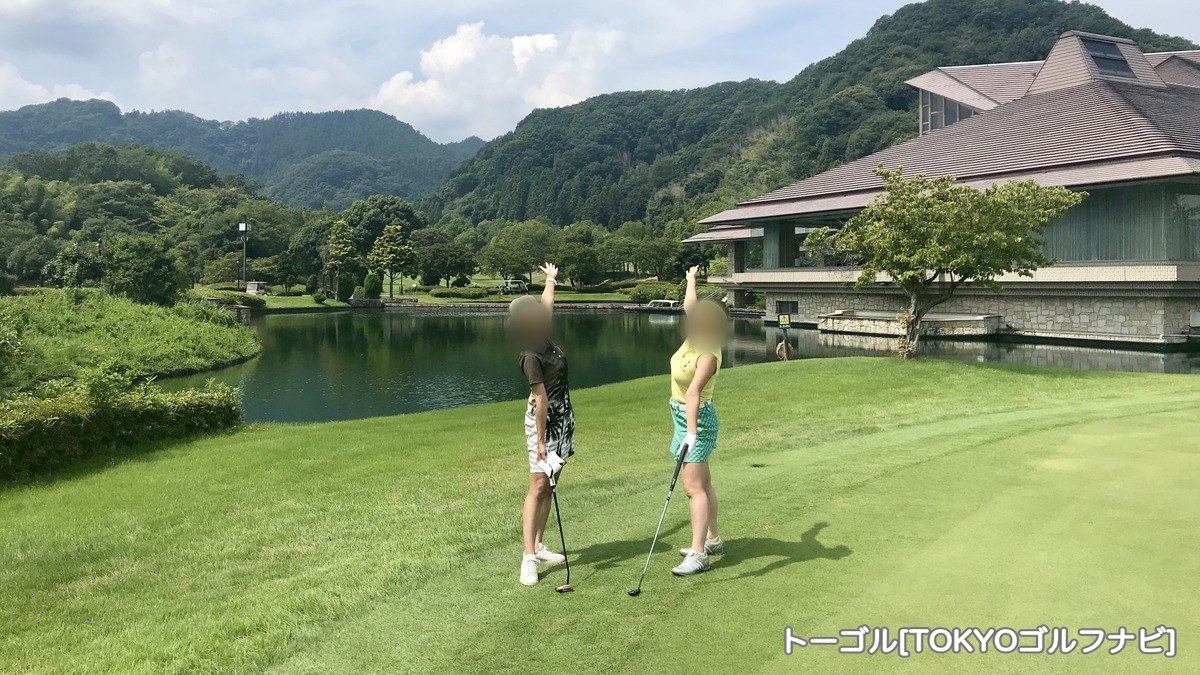 ツインレイクスカントリー倶楽部で手を振る筆者と女友達