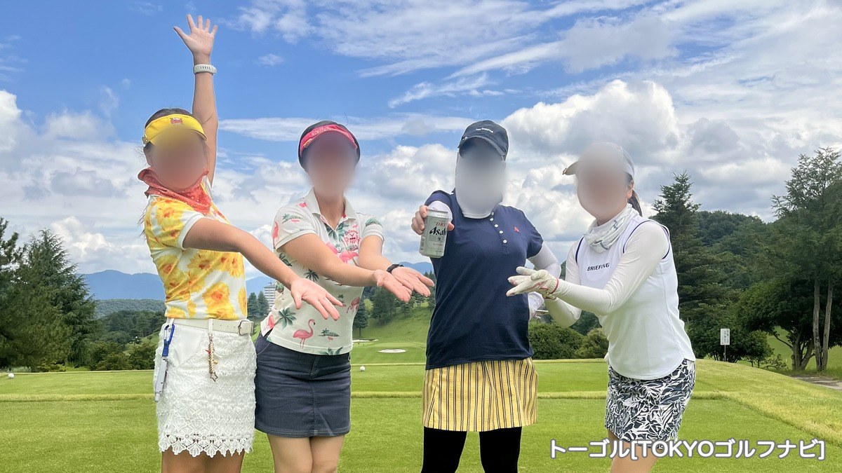ザ ナショナルカントリー倶楽部 埼玉で両手を広げる筆者と女友達4人