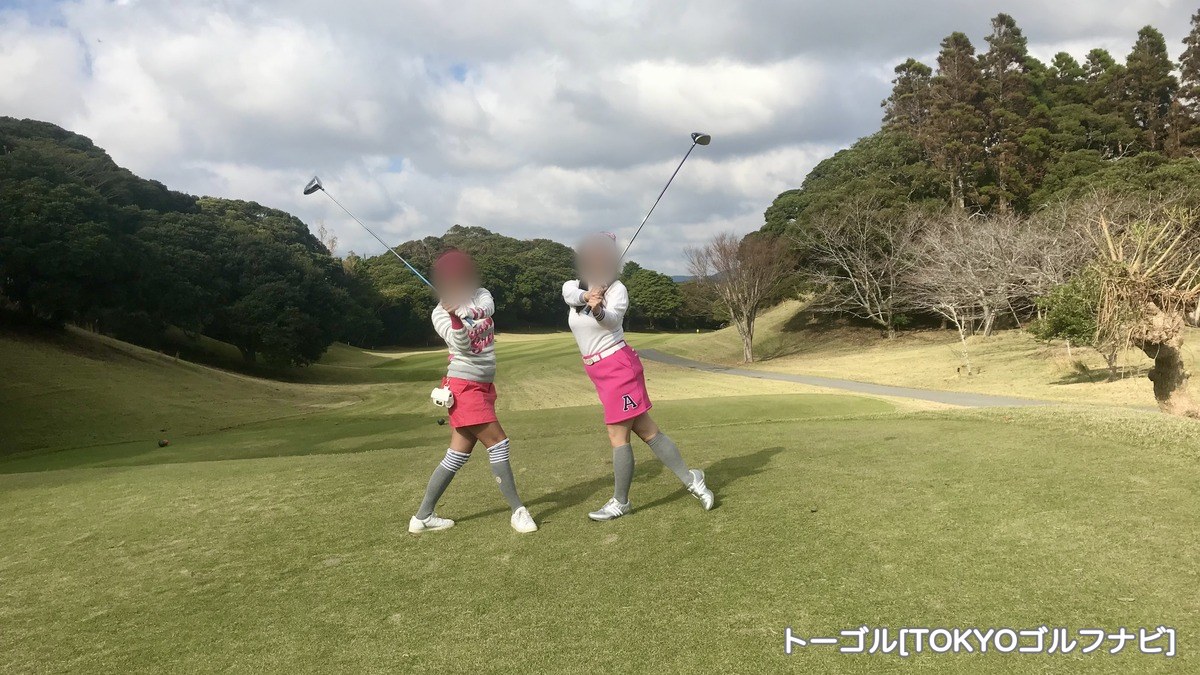 勝浦東急ゴルフコースでポーズを決める筆者と女友達