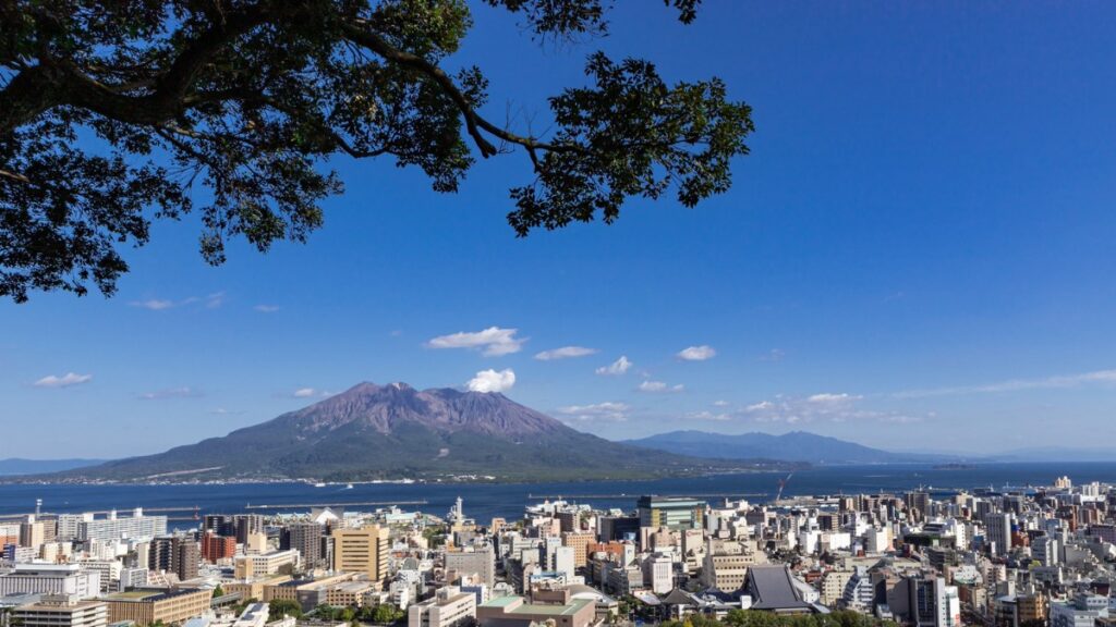 鹿児島市街と桜島