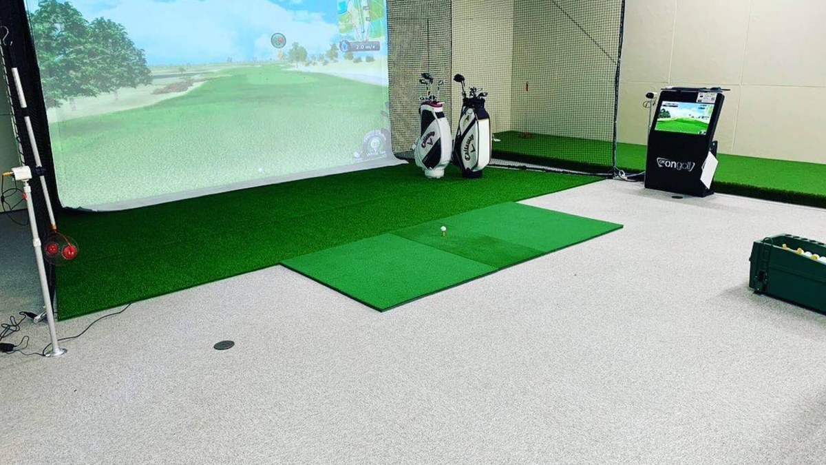SMART GOLF 松戸店のシミュレーター打席
